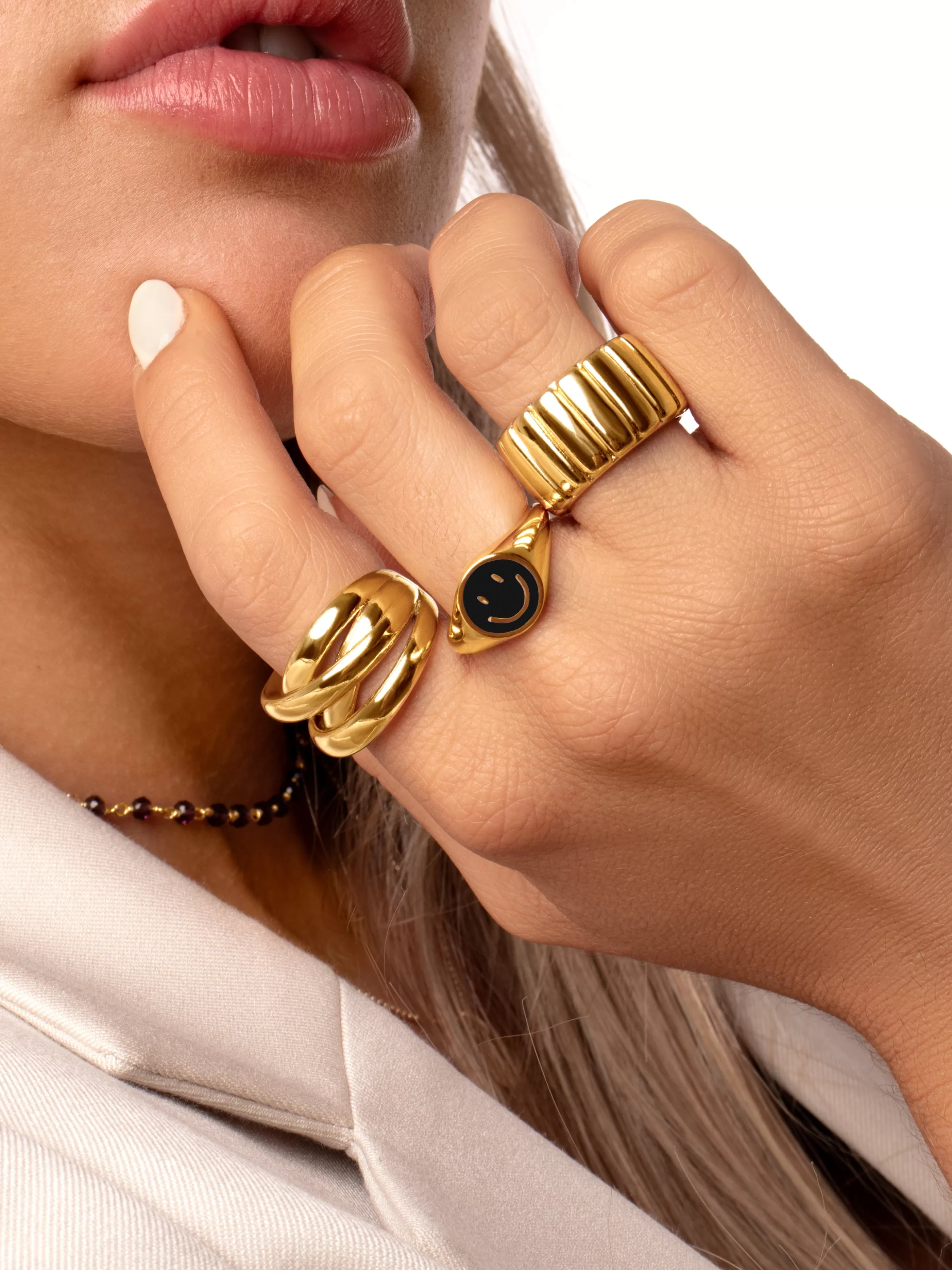 SINGULARU Anillo Smiley Black Enamel Bano Oro- Anillos Ajustables