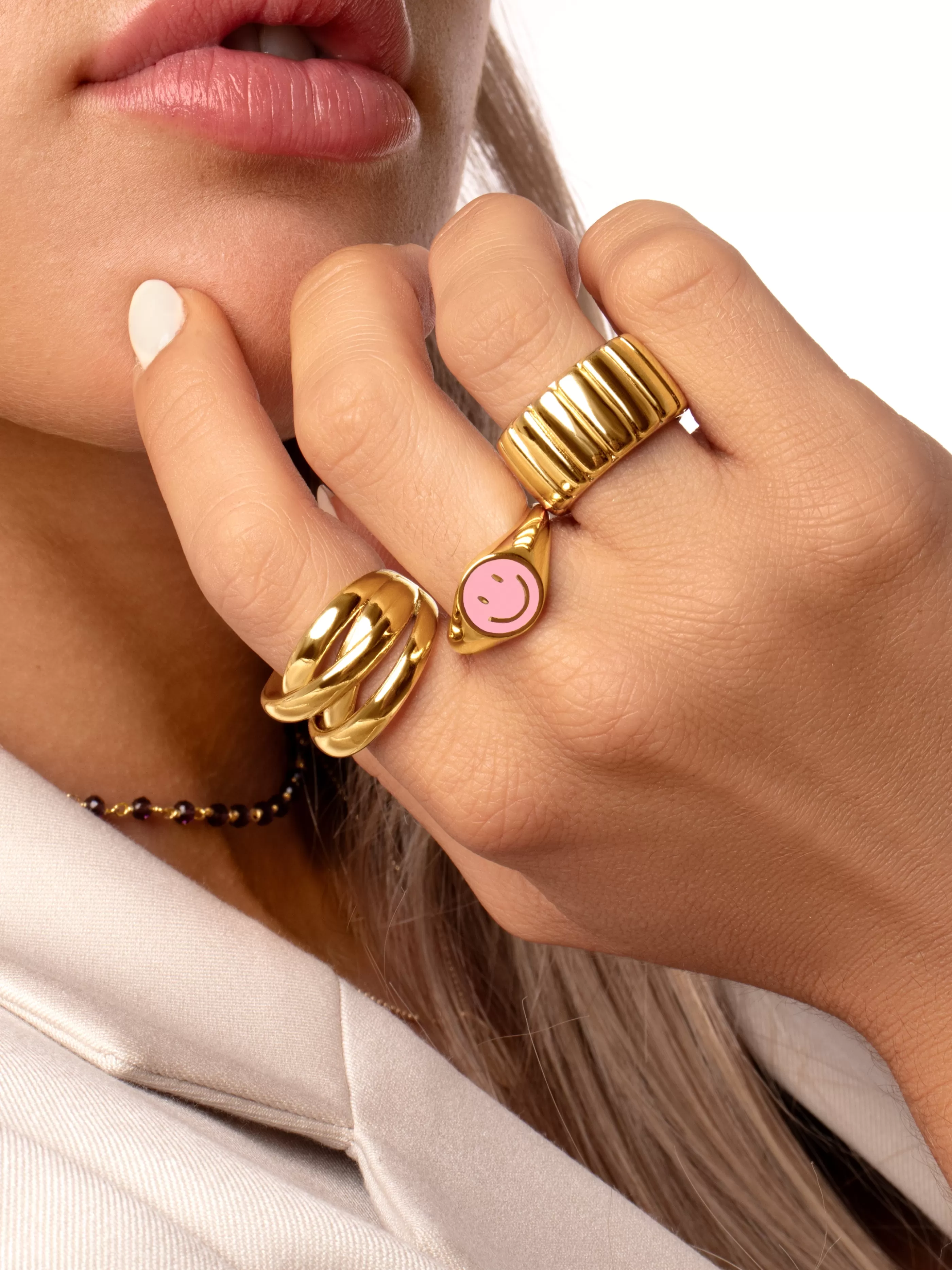 SINGULARU Anillo Smiley Rose Enamel Bano Oro- Anillos Ajustables