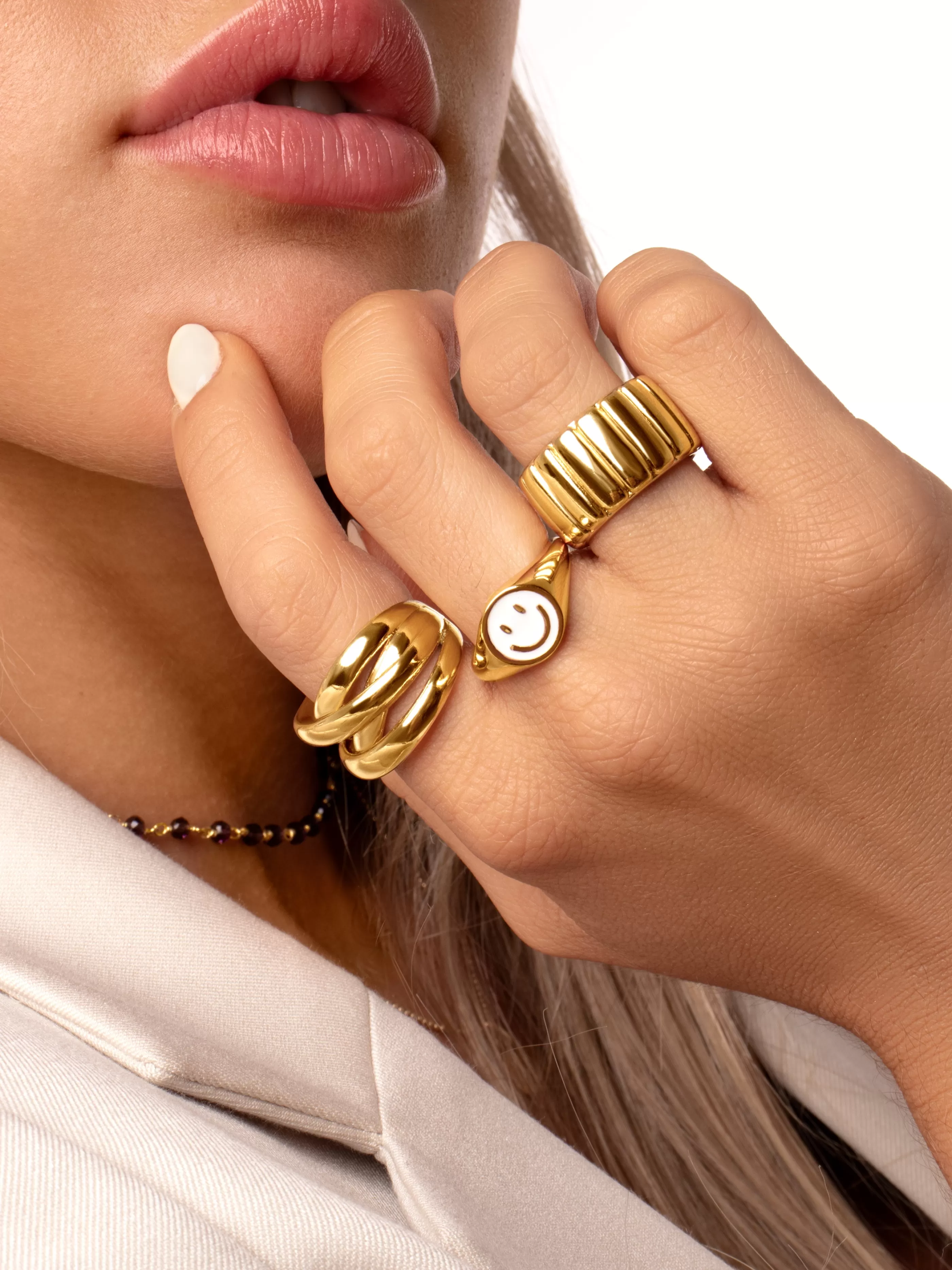 SINGULARU Anillo Smiley White Enamel Bano Oro- Anillos Ajustables