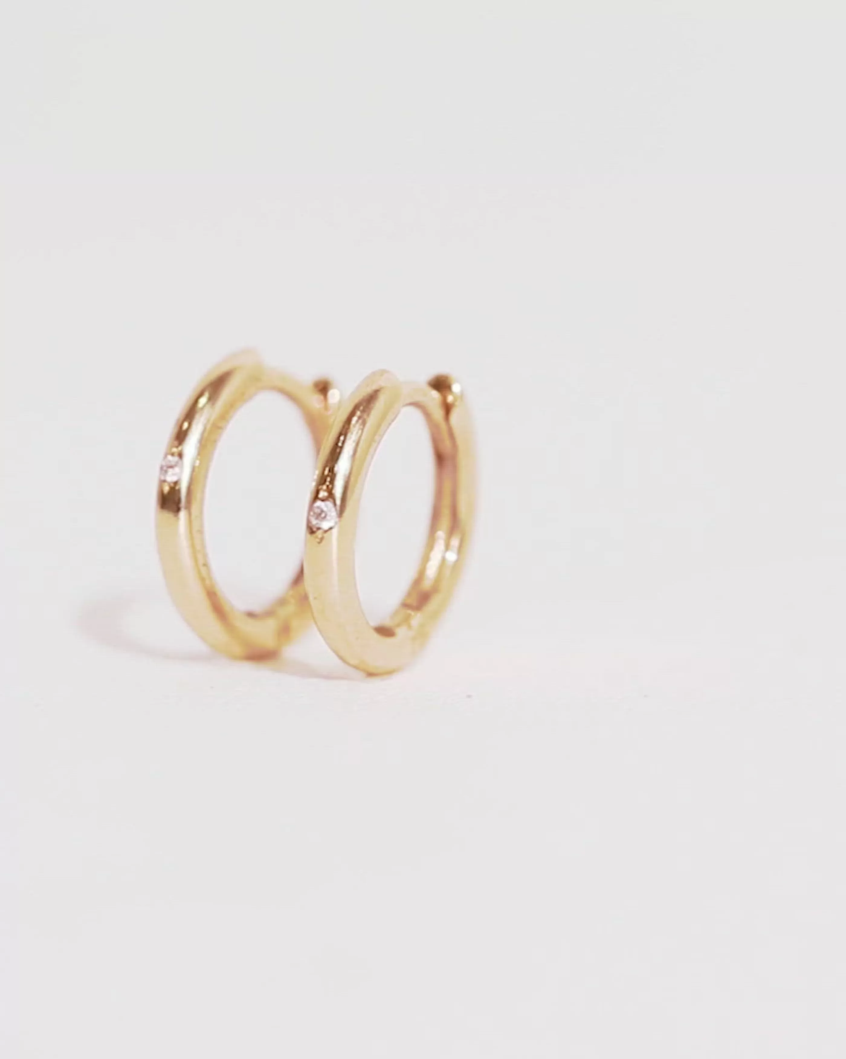 SINGULARU Pendientes Aro Grace Oro Amarillo 9Kt Con Topacio Blanco- Joyas Oro 9Kt